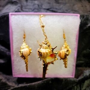 0289. Beautiful set of Gold Dipped Shell Earrings and Necklace ~ ♡